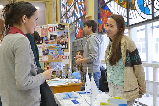 Tips to Help You Navigate College Fairs - Discover Student Loans